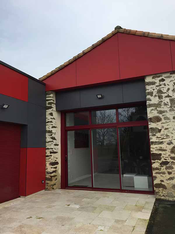 Façade du gîte Albapetra à 15 minutes du Parc du Puy du Fou